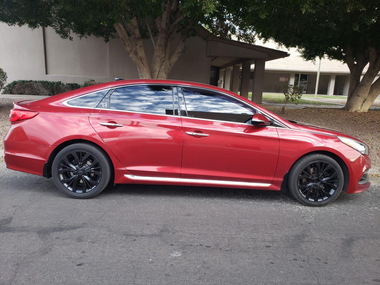 2015 /gray and black Hyundai Sonata sport 2.0t (5NPE34AB7FH) with an 2.0L L4 DOHC 16V engine, 4-Speed Automatic transmission, located at 323 E Dunlap Ave., Phoenix, AZ, 85020, (602) 331-9000, 33.567677, -112.069000 - Photo#4